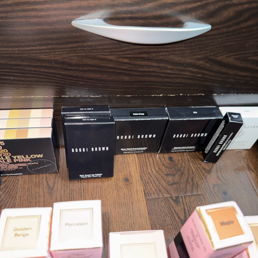 Assorted Foundation Makeup Collection - Picture 6 of 11